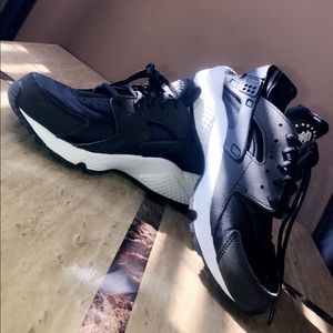 NIKE women’s air haurache